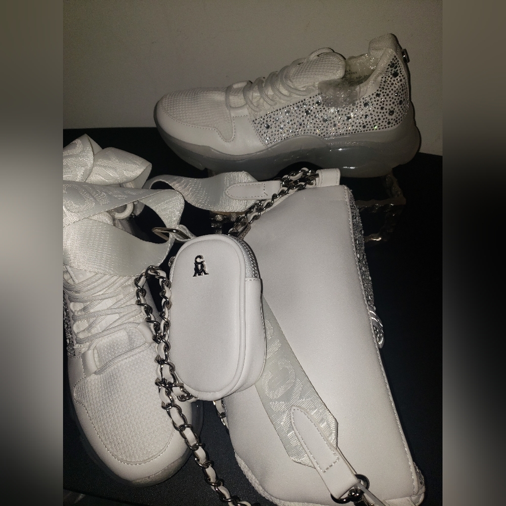 STEVE MADDEN WHITE FANNY PACK & SNEAKERS 9M
